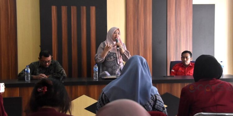 Kepala Dinas Kominfo Bone Bolango, Misnawaty Wantogia saat memberikan materi kepada puluhan mahasiswa Jurusan Ilmu Komunikasi Universitas Negeri Gorontalo (UNG) dalam kunjungan belajar di Dinas Kominfo Bone Bolango, Kamis (2/10/2025). (Foto AKP/Diskominfo)