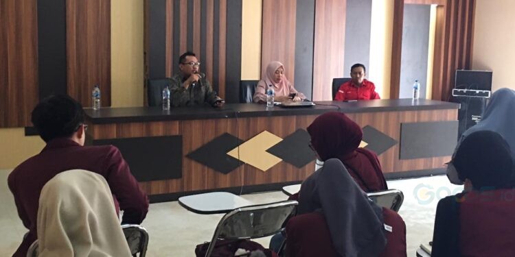 Kepala Bidang Komunikasi Dinas Kominfo Bone Bolango, M. Taufik Asnawi saat memberikan materi kepada puluhan mahasiswa Jurusan Ilmu Komunikasi Universitas Negeri Gorontalo (UNG) dalam kunjungan belajar di Dinas Kominfo Bone Bolango, Kamis (2/10/2025). (Foto Indra/Gopos)