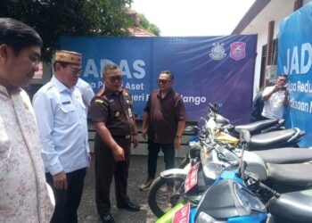 Sekda Iwan Mustapa didampingi Kepala Kejaksaan Negeri Bone Bolango, Deddy Herliyantho saat menghadiri penyerahan 18 unit kendaraan oleh Kejaksaan Negeri Bone Bolango kepada pemerintah daerah dalam acara yang digelar di Kantor Kejaksaan Negeri Bone Bolango, Rabu (8/10/2025). (Foto Istimewa)