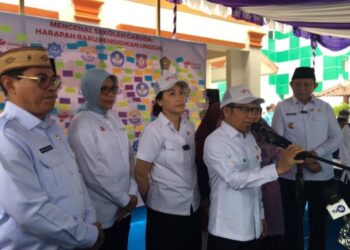 Menko Bidang Pemberdayaan Masyarakat RI, Abdul Muhaimin Iskandar, bersama Wamen PPPA, Veronika Tan didampingi Gubernur Gusnar Ismail dan Sekda Iwan Mustapa saat diwawancarai usai kegiatan Pengenalan Sekolah Garuda Transformasi yang berlangsung di Aula MAN Insan Cendekia Gorontalo, Rabu (8/10/2025). (Foto Indra/Gopos)