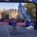 Salah satu peserta Bohusami Young Run 2025 saat memasuki garis finish di Lapangan Alun-Alun Bone Bolango, Minggu (12/10/2025). (Foto Indra/Gopos)