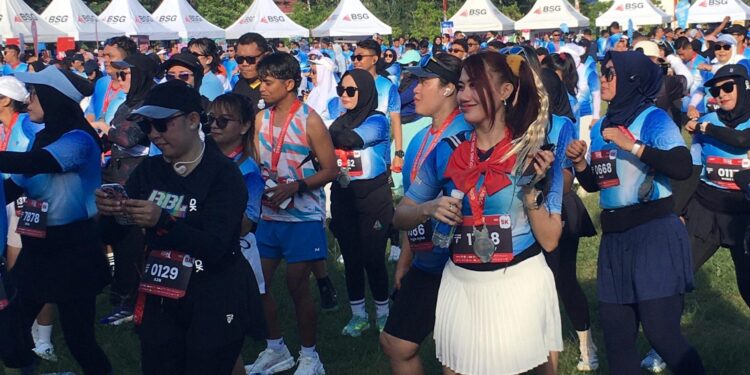 Peserta Bohusami Young Run 2025 saat senam aerobik bersama usai berlari sejauh 5K dan 10K di Bone Bolango. (Foto Indra/Gopos)