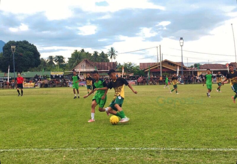 Pemain New Castle FC dan Bonepantai FC saat berlaga di partai final Bupati Bone Bolango CUP U-18 di Lapangan Duano, Suwawa Tengah, Sabtu (11/10/2025). (Foto Indra/Gopos)