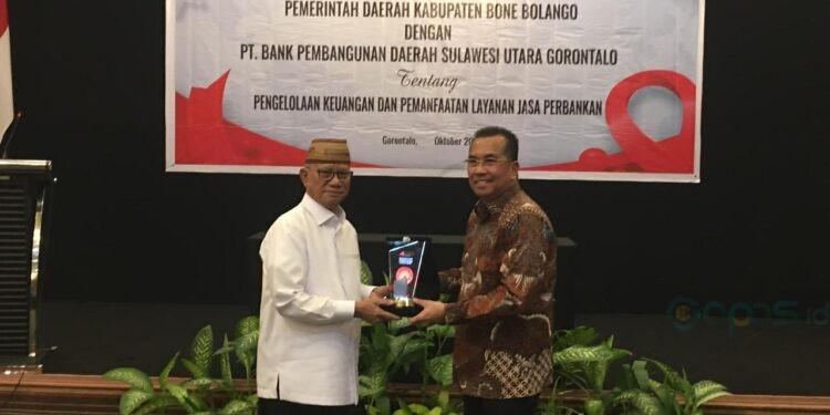 Pemerintah Kabupaten (Pemkab) Bone Bolango menjalin kerja sama strategis dengan PT Bank Pembangunan Daerah Sulawesi Utara Gorontalo (Bank SulutGo) dalam bidang pengelolaan keuangan dan pemanfaatan layanan jasa perbankan. (Foto Indra/Gopos)
