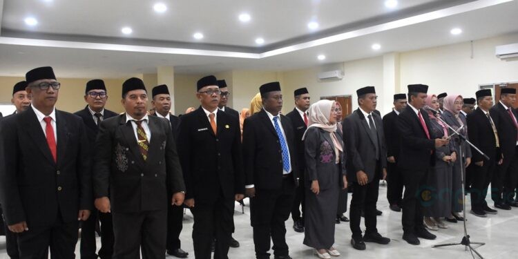 Sebanyak 24 Pejabat Pimpinan Tinggi Pratama di Lingkungan Pemerintah Kabupaten Bone Bolango resmi dilantik dan diambil sumpah oleh Bupati Bone Bolango, Ismet Mile, di Ruang Lupa Lelah, Kantor Bupati Bone Bolango, Senin (20/10/2025). (Foto AKP/Diskominfo)