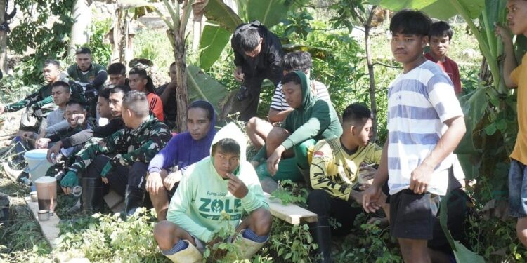 Satgas TMMD bersama warga Desa Tonala. (foto.penrem/istimewa)