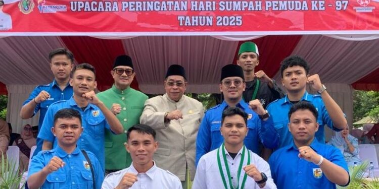 Pose bersama pengurus KNPI Kota Gorontalo dengan Wali Kota Gorontalo Adhan Dambea dan Wakil Wali Kota Indra Gobel