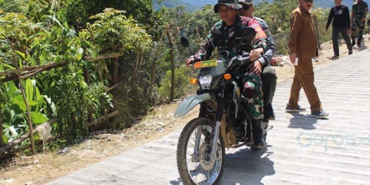 Dandim 1315/Kab. Gorontalo, Letkol Arh Roma Laksana Yudha dan Bupati Gorontalo, H.Sofyan Puhi menelusuri jalan rabat beton yang menjadi sasaran pekerjaan TNI Manunggal Membangun Desa (TMMD) ke-126. (foto.pengdim)