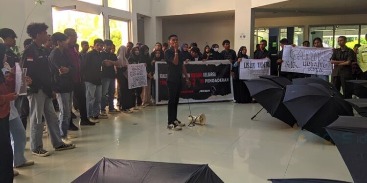 Aliansi Anti Kekerasan dan keluarga korban saat melakukan aksi unjuk rasa, Kamis (1/10/2025)