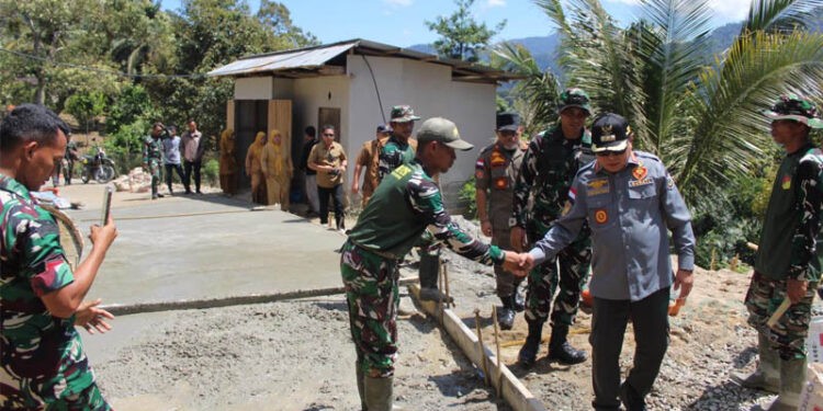 Bupati Gorontalo, Sofyan Puhi didampingi Dandim 1315/Kabupaten Gorontalo, Letkol Arh Roma Laksana Yudha saat meninjau lokasi TMMD di Desa Tonala, Kecamatan Telaga Biru. (foto.istimewa)