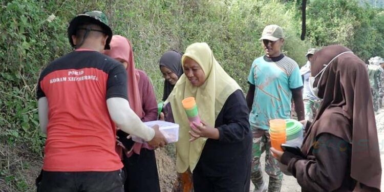Ibu-ibu Desa Tonala secara swadaya memberikan kue dan kopi untuk Satgas TMMD. (foto.penrem)