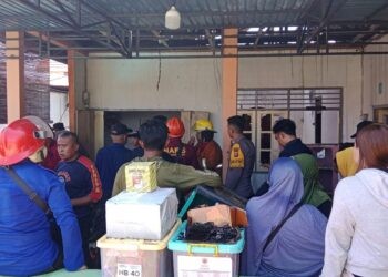 Pemadam kebakaran berhasil memadamkan api di rumah Fatma di kelurahan Bugis.