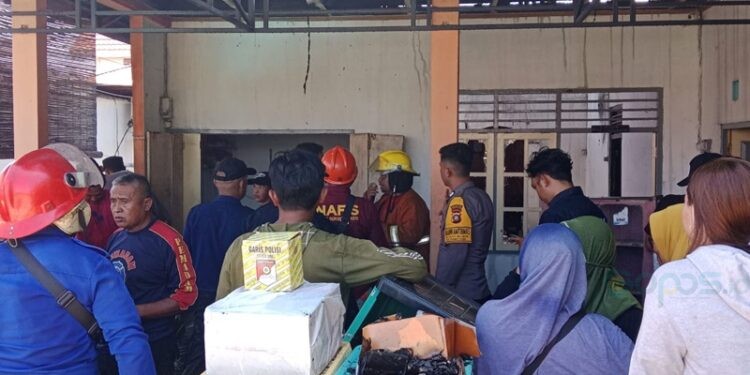 Pemadam kebakaran berhasil memadamkan api di rumah Fatma di kelurahan Bugis.