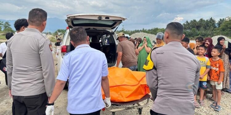 Proses evakuasi korban penemuan mayat yang dilakukan oleh pihak kepolisian setempat.