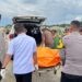 Proses evakuasi korban penemuan mayat yang dilakukan oleh pihak kepolisian setempat.
