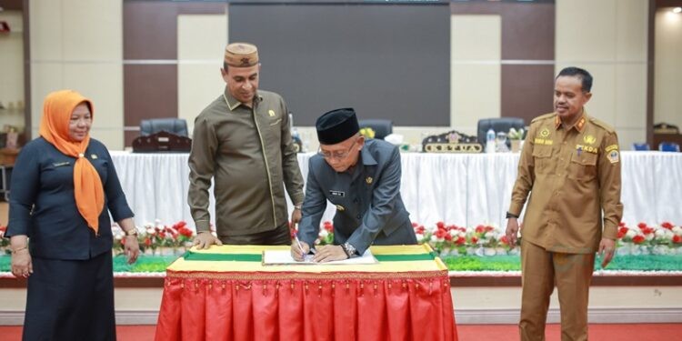 Penandatanganan persetujuan Enam Ranperda antara DPRD dan Pemda Pohuwato, berlangsung di ruang sidang DPRD Pohuwato, Selasa (21/10/2025) (Abdul Razak Prokopim Pohuwato)
