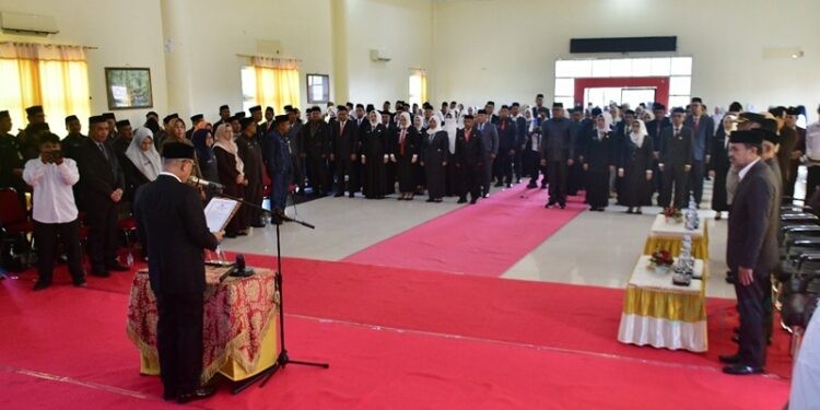 Bupati Pohuwato, Saipul Mbuinga, lantik eselon III dan IV di Lingkungan Pemerintahan, berlangsung di Aula Panua Pohuwato, Jum'at (03/10/2025) (Iwan Karim Prokopim Pohuwato)