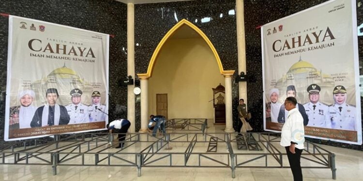 Bupati Gorontalo Utara, Thariq Modanggu saat meninjau langsung persiapan Tabligh Akbar di Masjid Jabal Iqro yang akan dilaksanakan pada Jumat (24/10/2025).(Prokopim)