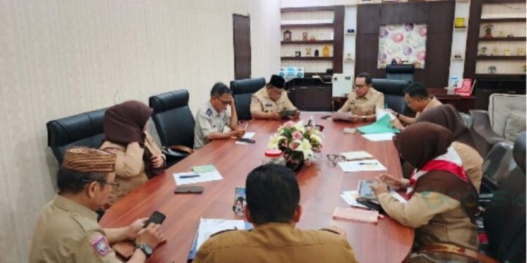 Foto : Sekda Kabgor, Sugondo Makmur melakukan rapat pembahasan terkait penataan ruang bersama OPD terkait di ruang kerjanya (Senin/3/11/2025)