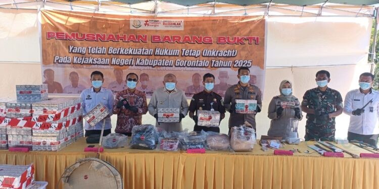 Foto: Wakil Bupati Gorontalo, Tony Junus bersama Forkopimda saat pemusnahan ribuan barang bukti kejahatan di halaman kantor Kejari Kabgor (Selasa/11/11/2025)