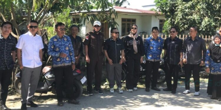 Foto : Aleg Dekot Dapil IV saat meninjau Jalan Lupoyo di Kelurahan Dulomo Utara, Kecamatan Kota Utara (Jum’at/28/11/2025) (Rama/Gopos)