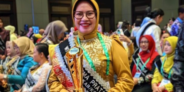 Bunda PAUD Kabupaten Gorontalo, Maryam Sofyan Puhi, berhasil masuk daftar sepuluh besar nasional dalam ajang Apresiasi Bunda PAUD Tahun 2025 yang diselenggarakan oleh Kementerian Pendidikan Dasar dan Menengah RI (Humas/Pemkab)