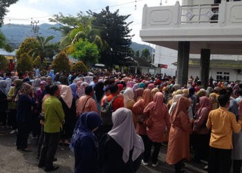 Ribuan ASN Padati Kantor Wali Kota Gorontalo, Tuntut Transparansi Aset di Bank SulutGo