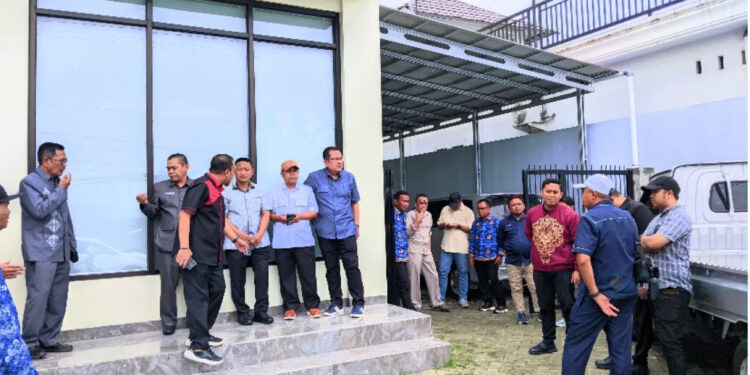 Foto: Komisi III DPRD Kota Gorontalo saat meninjau kondisi kabel di salah satu wilayah di Kota Gorontalo, (Senin/10/11/2025)