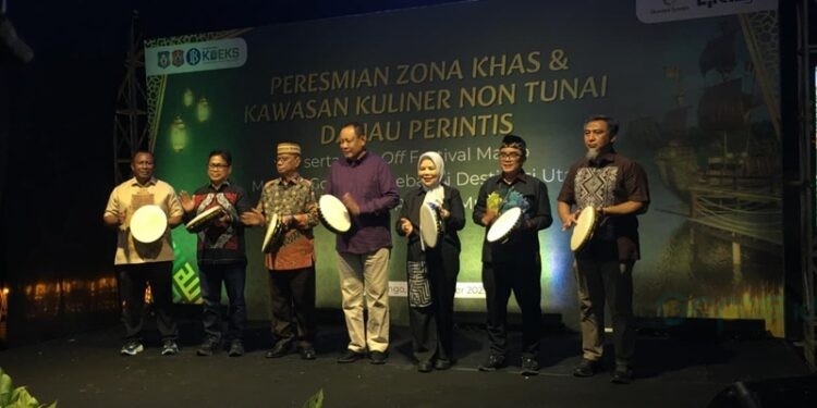 Gubernur Gusnar Ismail didampingi Wagub Idah Syahidah Rusli Habibie, Kepala Perwakilan BI Gorontalo, Bambang Satya Permana dan Bupati Ismet Mile saat meresmikan Zona KHAS dan Kawasan Kuliner Non Tunai Danau Perintis serta Kick Off Festival Maleo Menuju Gorontalo sebagai Destinasi Pariwisata Ramah Muslim, Selasa (4/11/2025). (Foto Indra/Gopos)