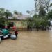 Tim Kantor SAR Aceh mengevakuasi warga dari banjir di Kabupaten Pidie Jaya, Aceh, Kamis (27/11/2025). (ANTARA/HO-Kantor SAR Aceh)