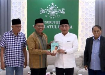 Ketua Umum PBNU Yahya Cholil Staquf di Jakarta pada Jumat (14/11/2025) meluncurkan buku Menavigasi Perubahan NU dan Pesantren sebagai navigasi agar NU bergerak secara strategis, tidak hanya ada tanpa posisi dan peran strategis untuk menyelesaikan masalah keagamaan dan kebangsaan. ANTARA/HO-PBNU