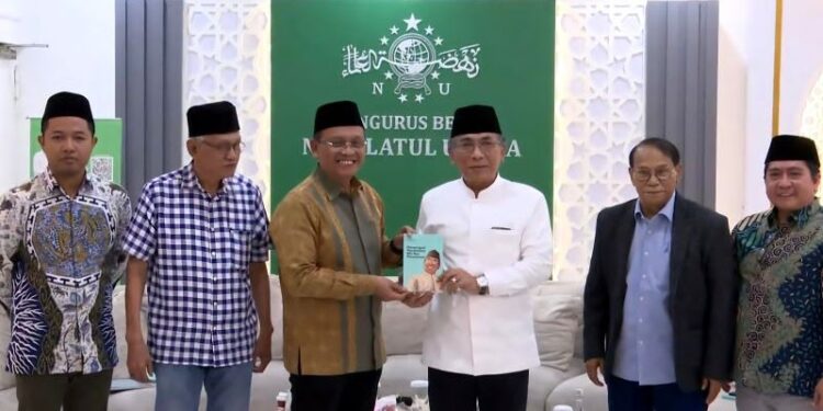 Ketua Umum PBNU Yahya Cholil Staquf di Jakarta pada Jumat (14/11/2025) meluncurkan buku Menavigasi Perubahan NU dan Pesantren sebagai navigasi agar NU bergerak secara strategis, tidak hanya ada tanpa posisi dan peran strategis untuk menyelesaikan masalah keagamaan dan kebangsaan. ANTARA/HO-PBNU