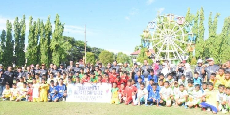 Bupati Boalemo, Rum Pagau, membuka turnamen Bupati Cup U-12, berlangsung di lapangan Alun-Alun Tilamuta, Selasa (11/11/2025) (Prokopim Boalemo)