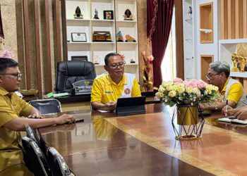 Bupati Gorontalo Utara, Thariq Modanggu membahas penolakan jaminan penangguhan ASN MAR bersama Sekretaris Daerah, BKPP dan KPBJ di ruang kerja Bupati, Senin (24/11/2025) (Istimewa)
