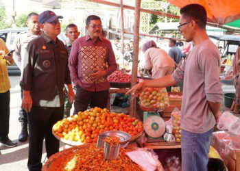 Bupati Gorontalo Utara, Thariq Modanggu yang didampingi para Asisten dan Pimpinan OPD terkait melakukan tera timbangan dan memantau langsung harga komoditi di Pasar Moluo Kwandang, Senin (27/11/2025)
(Vall/Humas)