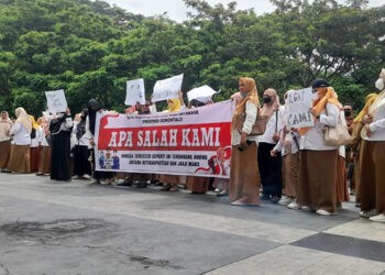Puluhan guru nondatabase menyuarakan aspirasi mereka di depan gedung DPRD Provinsi Gorontalo, Senin (17/11/2025). (Isno/gopos)