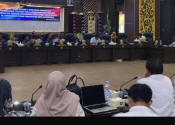 Foto: Komisi I Dekot melakukan rapat kerja bersama dengan Dinas Pendidikan Kota Gorontalo di Aula I DPRD (Rabu/12/11/2015)
