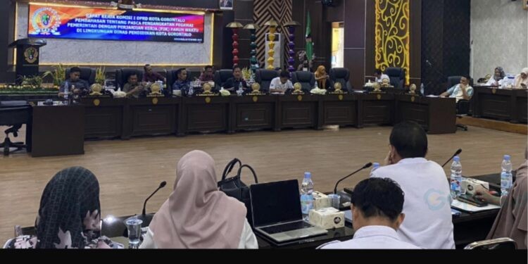 Foto: Komisi I Dekot melakukan rapat kerja bersama dengan Dinas Pendidikan Kota Gorontalo di Aula I DPRD (Rabu/12/11/2015)