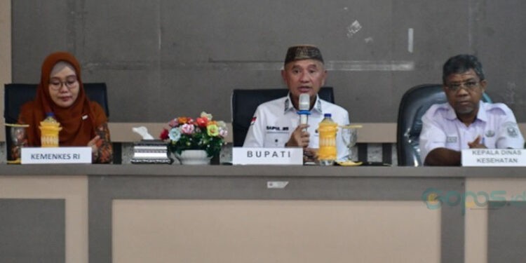 Bupati Pohuwato, Saipul Mbuinga, memberikan sambutan evaluasi respon pasca KLB, Rabu (19/11/2025) (Iwan Karim Prokopim Pohuwato)