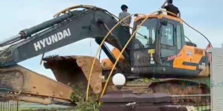 Satu alat berat saat di amankan Polres Pohuwato, Kamis (20/11/2025) (Istimewa)