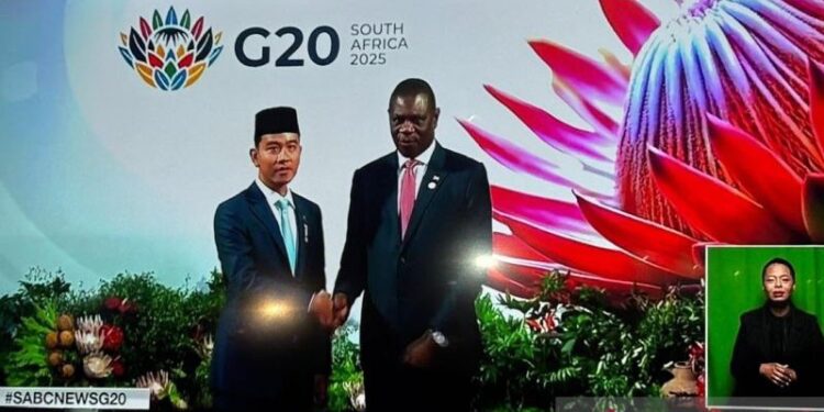 Wakil Presiden RI Gibran Rakabuming Raka berfoto bersama Presiden Afrika Selatan Matamela Cyril Ramaphosa, saat menghadiri Konferensi Tingkat Tinggi (KTT) G20 di Johannesburg, Afrika Selatan, Sabtu (22/11/2025). (ANTARA/Mentari Dwi Gayati)
