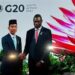 Wakil Presiden RI Gibran Rakabuming Raka berfoto bersama Presiden Afrika Selatan Matamela Cyril Ramaphosa, saat menghadiri Konferensi Tingkat Tinggi (KTT) G20 di Johannesburg, Afrika Selatan, Sabtu (22/11/2025). (ANTARA/Mentari Dwi Gayati)