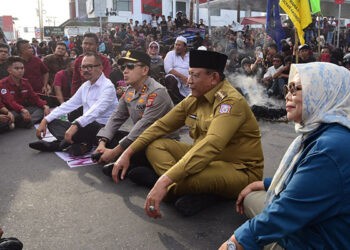 Gubernur Gorontalo, Gusnar Ismail, bersama Wakil Gubernur, Idah Syahidah, duduk bersama massa aksi damai di Bundaran Saronde, Kota Gorontalo, pada Senin 1 September 2025. (Foto: Dok. Humas Pemprov Gorontalo)