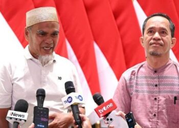 Dua guru asal Kabupaten Luwu Utara, Sulawesi Selatan Abdul Muis (kiri) dan Rasnal (kanan) memberikan keterangan pers usai menerima langsung surat rehabilitasi dari Presiden Prabowo Subianto di Pangkalan TNI AU Halim Perdanakusuma, Jakarta, Kamis (13/11/2025). ANTARA/HO-BPMI Sekretariat Presiden/pri.