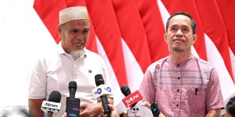 Dua guru asal Kabupaten Luwu Utara, Sulawesi Selatan Abdul Muis (kiri) dan Rasnal (kanan) memberikan keterangan pers usai menerima langsung surat rehabilitasi dari Presiden Prabowo Subianto di Pangkalan TNI AU Halim Perdanakusuma, Jakarta, Kamis (13/11/2025). ANTARA/HO-BPMI Sekretariat Presiden/pri.