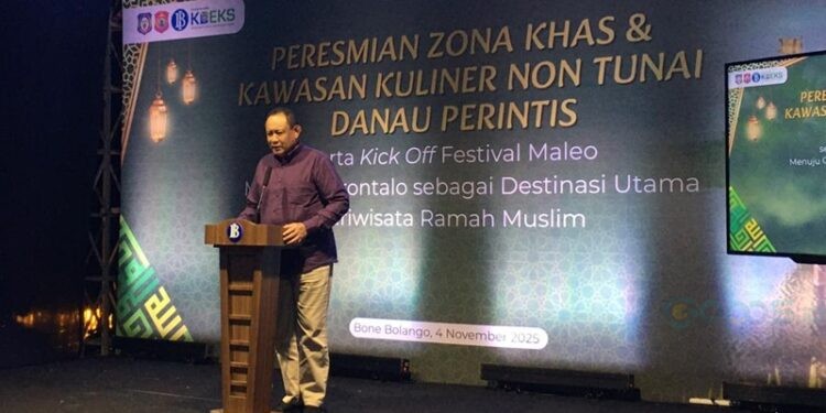 Gubernur Gusnar Ismail saat memberikan sambutan pada kegiatan Peresmian Zona Khas dan Kawasan Kuliner Non Tunai Danau Perintis serta Kick Off Festival Maleo Menuju Gorontalo sebagai Destinasi Pariwisata Ramah Muslim, Selasa (4/11/2025). (Foto Indra/Gopos)