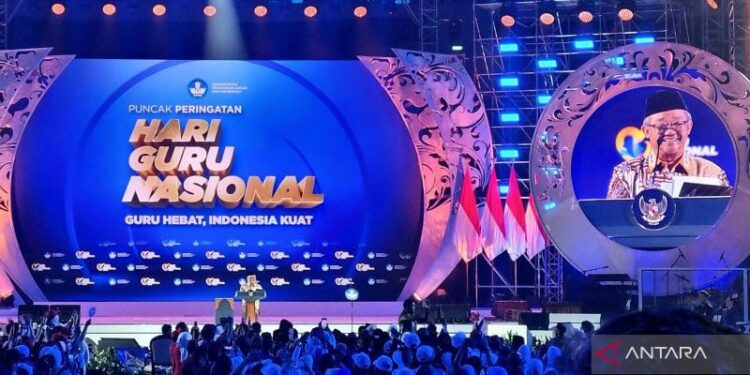 Menteri Pendidikan Dasar dan Menengah (Mendikdasmen) Abdul Mu'ti menyampaikan pesan dalam Puncak Peringatan Hari Guru Nasional 2025 di Indonesia Arena, Jakarta Pusat pada Jumat (28/11/2025). (ANTARA/Hana Kinarina)