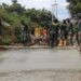 Gotong royong tanpa batas. Warga dan prajurit TMMD ke-126 bahu-membahu menuntaskan rabat beton yang menjadi urat nadi ekonomi desa.(foto.isno gopos)
