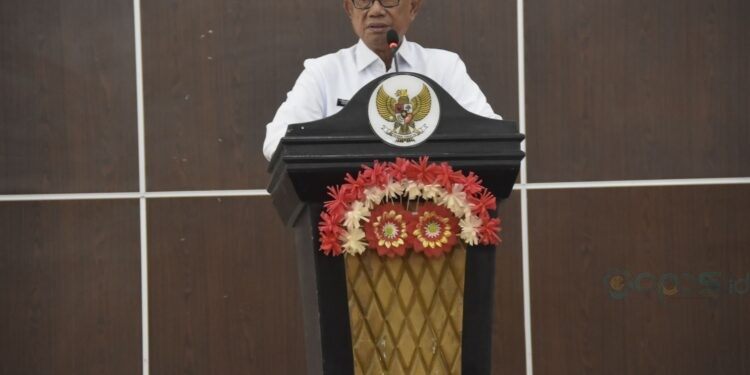 Bupati Ismet Mile saat memberikan sambutan pada Rapat Paripurna DPRD Bone Bolango dalam rangka Penandatanganan Nota Kesepakatan Kebijakan Umum Anggaran dan Prioritas Plafon Anggaran Sementara (KUA-PPAS) Tahun Anggaran 2026 di Ruang Sidang Utama Paripurna DPRD Bone Bolango, Senin (3/11/2025). (Foto Indra/Gopos)