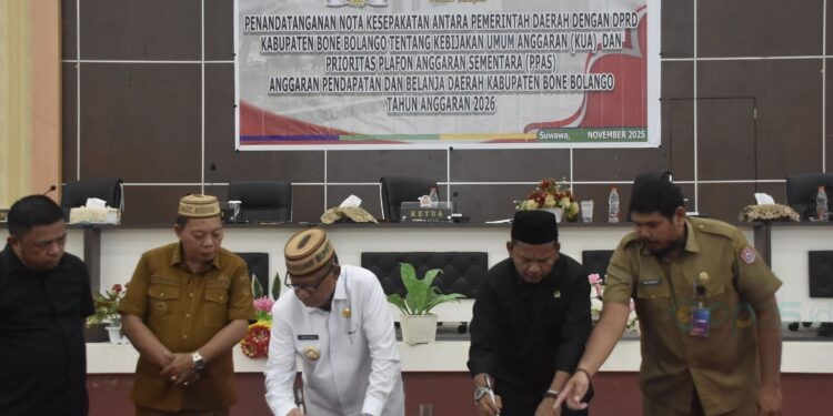 Bupati Ismet Mile didampingiWabup Risman Tolingguhu, Ketua DPRD, Faisal Yunus dan Wakil Ketua DPRD, Azan Piola saat menandatangani Nota Kesepakatan Kebijakan Umum Anggaran dan Prioritas Plafon Anggaran Sementara (KUA-PPAS) Tahun Anggaran 2026 dalam Sidang Paripurna DPRD Bone Bolango di Ruang Sidang Utama, Senin (3/11/2025). (Foto Indra/Gopos)